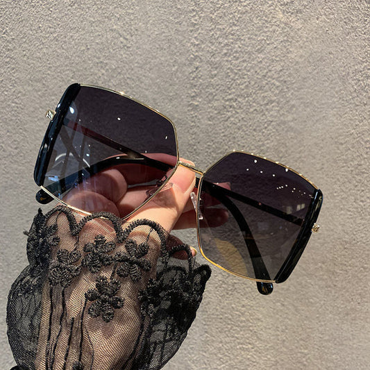 2021 New Fashion Oversize Gradient Sunglasses For Women Vintage Alloy Chain Frame Rivet Square Sun Glasses Unisex Elegant Shades